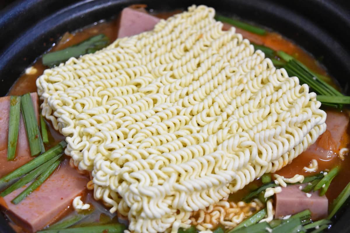 ラーメンを加えて煮込む(春野菜でプデチゲ)