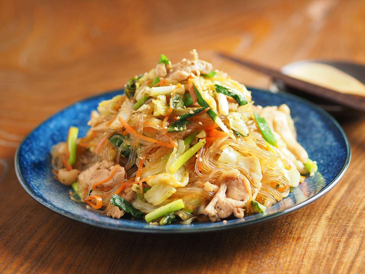 鶏もも肉と春キャベツのチャプチェ風