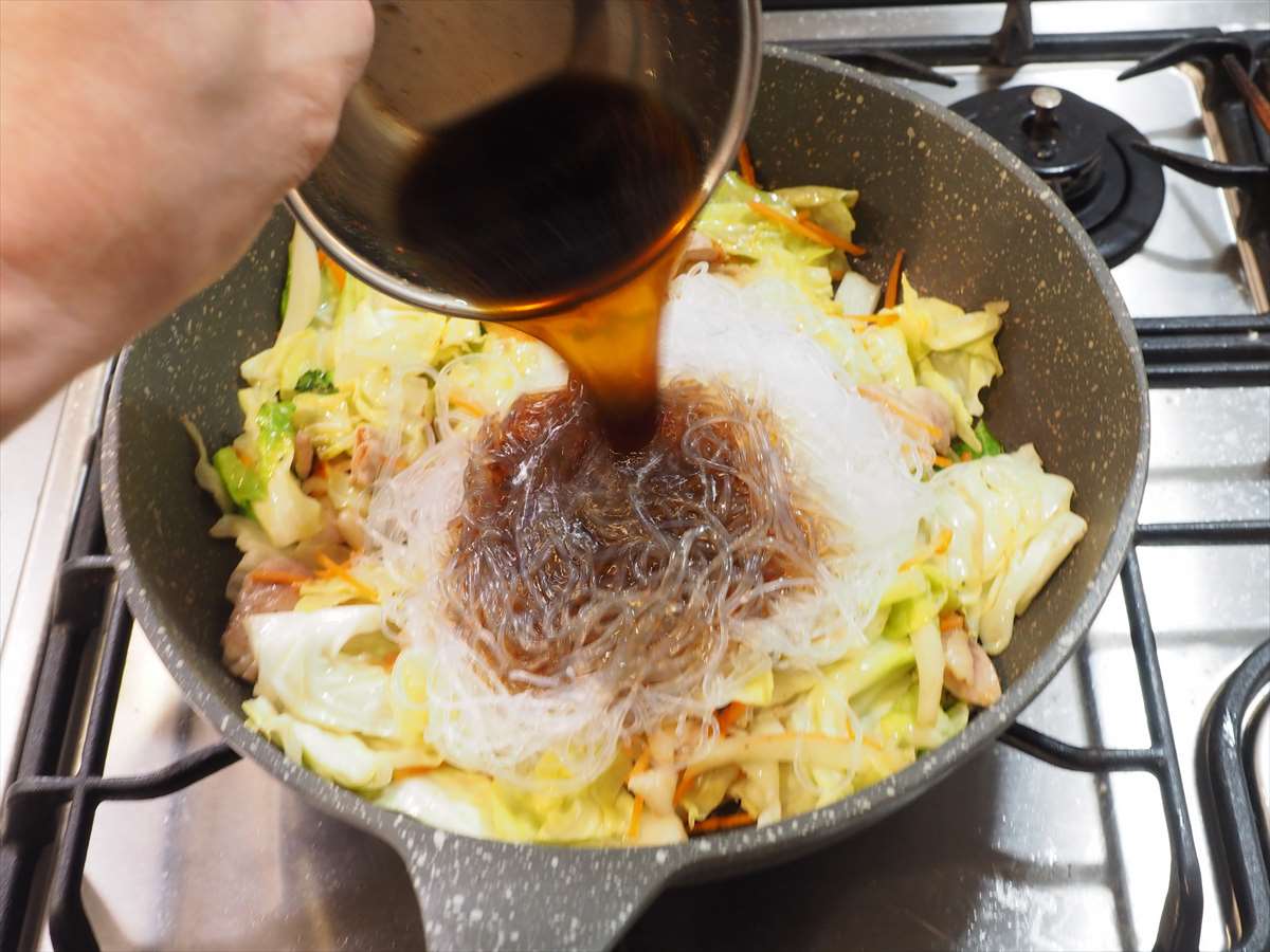 鶏もも肉と春キャベツのチャプチェ風