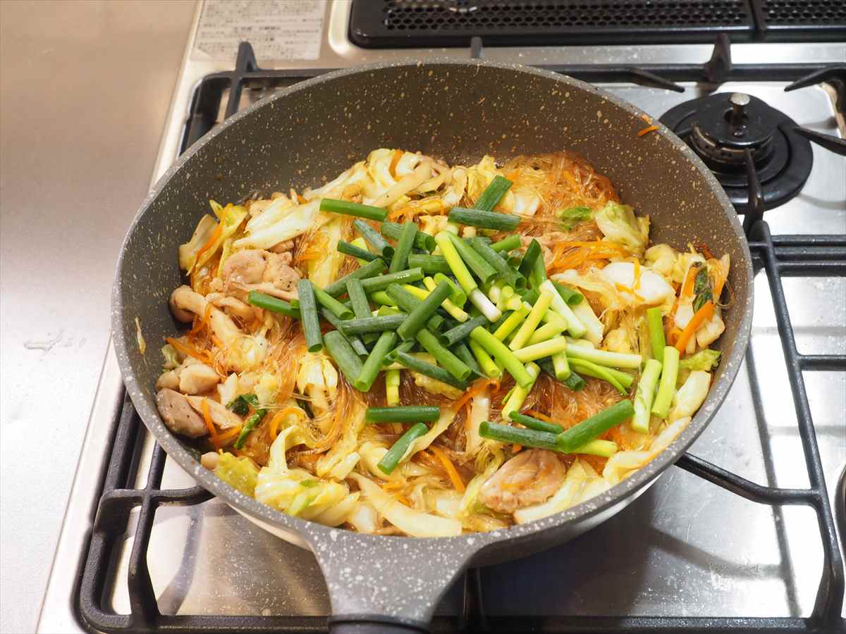 鶏もも肉と春キャベツのチャプチェ風
