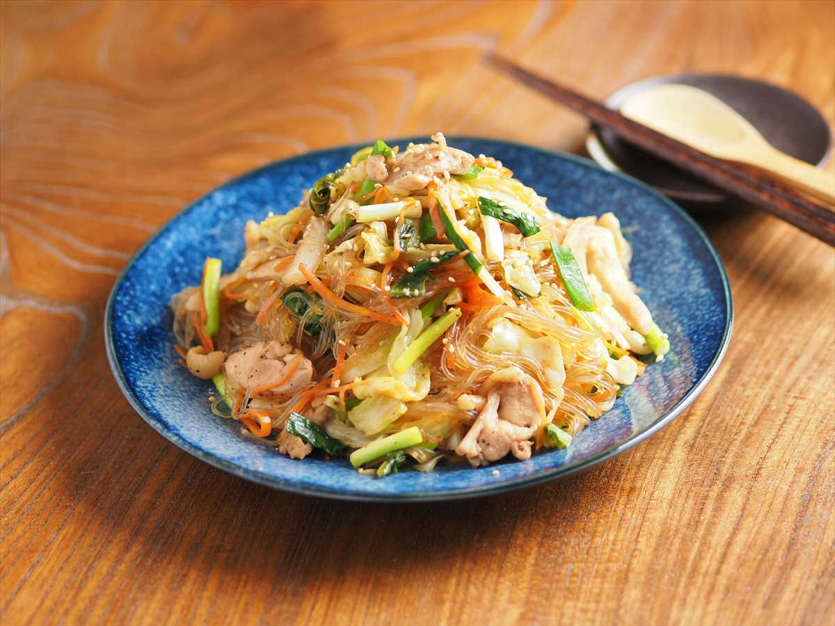 鶏もも肉と春キャベツのチャプチェ風