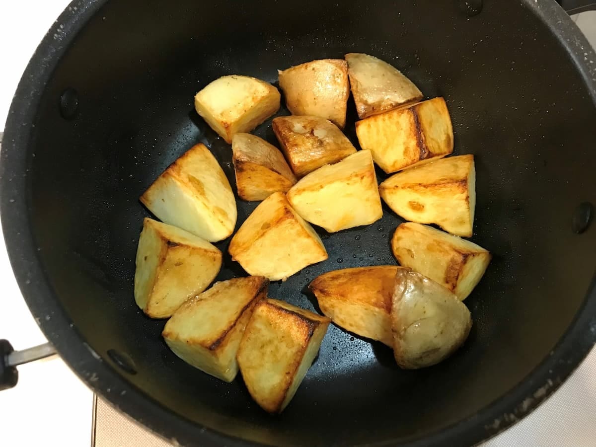 新じゃがをこんがり焼く　まいのおやつ　新じゃがと新玉ねぎのとろける豚汁
