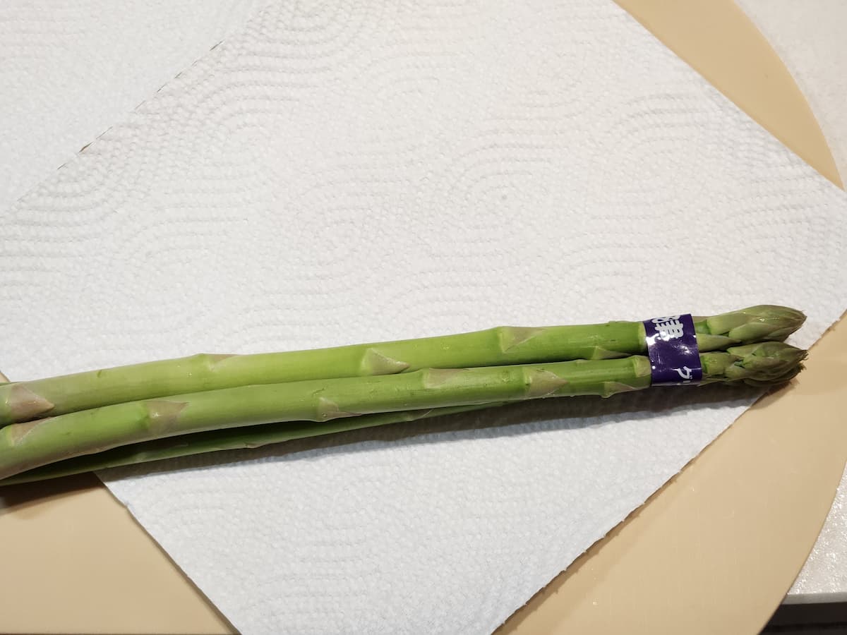 アスパラガスをペーパーで包む