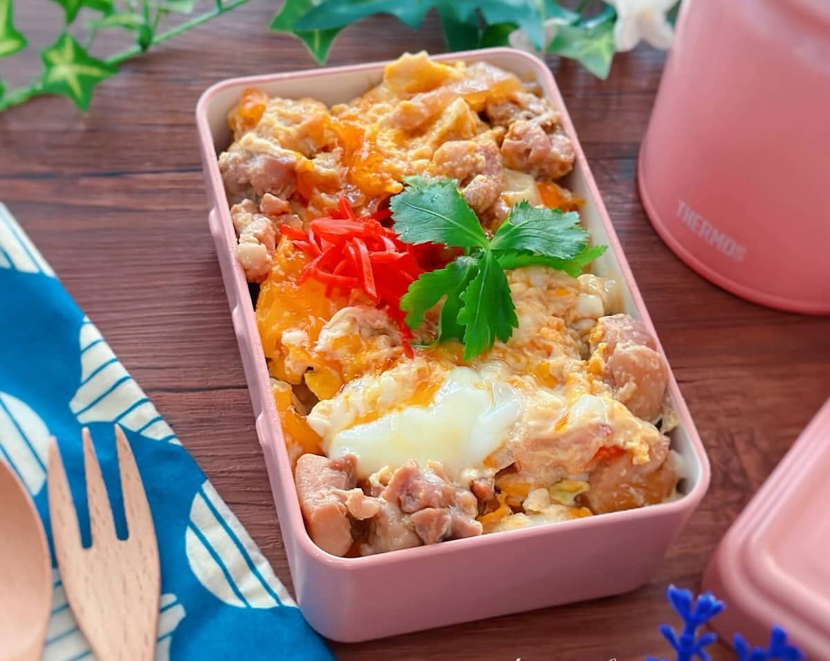 今日のお弁当どうしよう!手軽に作れて大満足の「どんぶり弁当」はいかが?