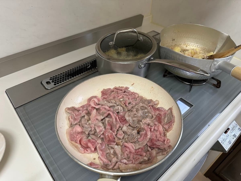 同じフライパンで肉を焼く