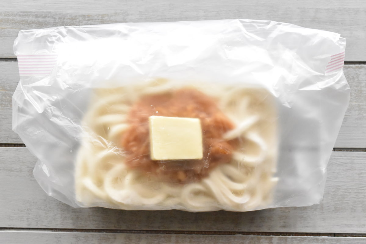 ふんわりと折りテープでとめ冷凍する(ポリ袋でなめ茸バターうどん)