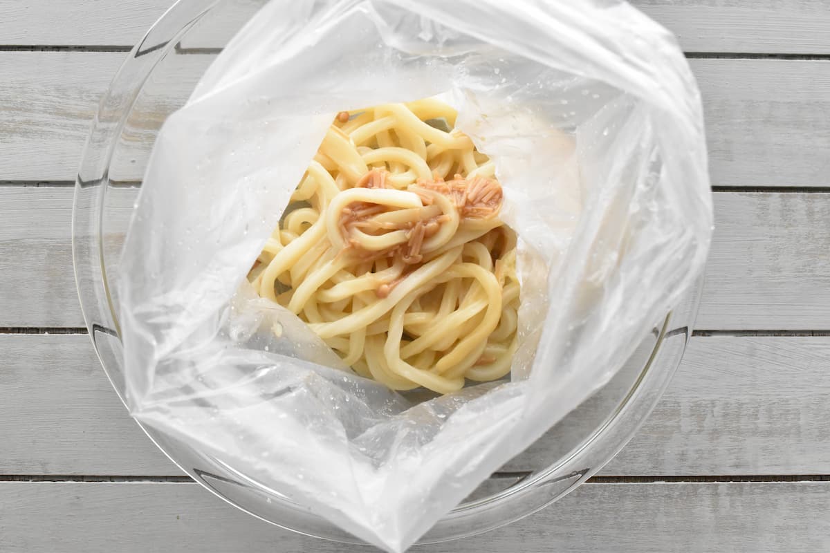 レンジから取り出し袋の中で混ぜる(ポリ袋でなめ茸バターうどん)