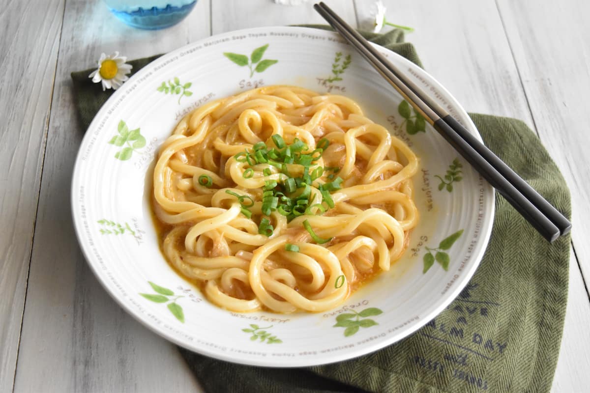和風カルボナーラにアレンジ(ポリ袋でなめ茸バターうどん)