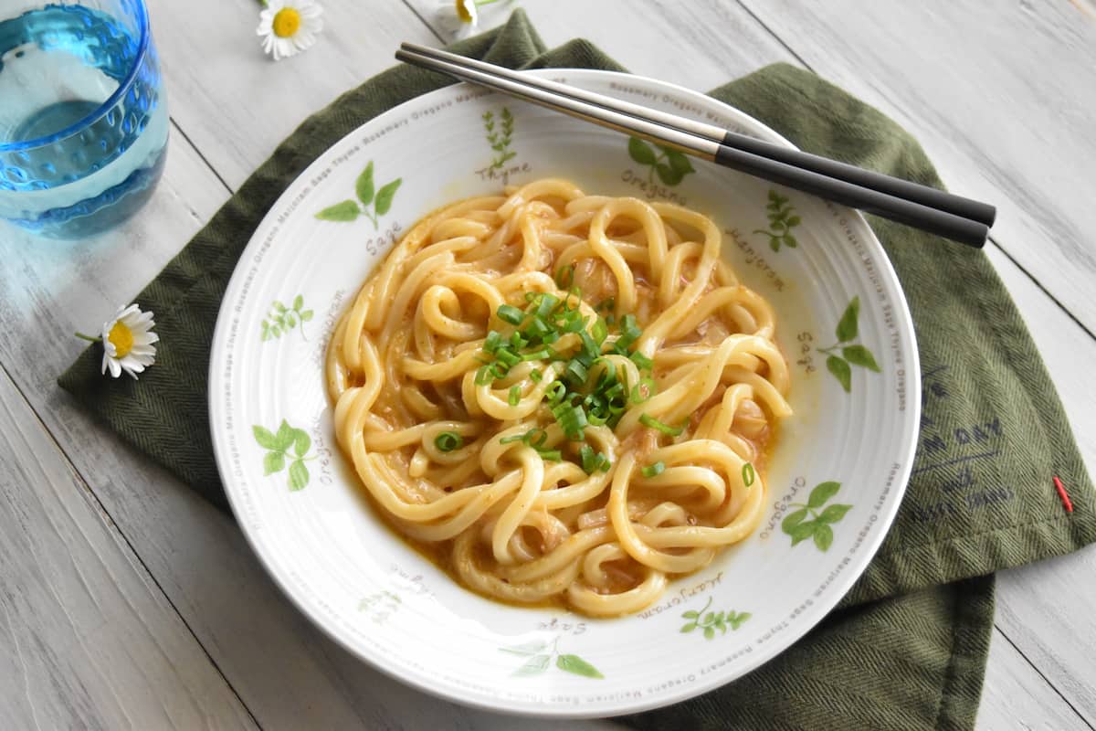 和風カルボナーラにアレンジ(ポリ袋でなめ茸バターうどん)