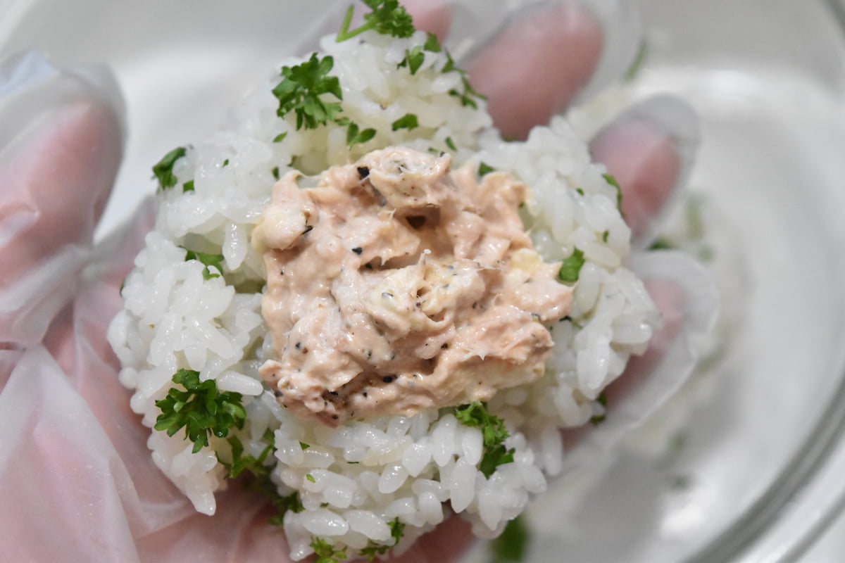 ツナマヨをパセリライスで包む(パリおにぎり)