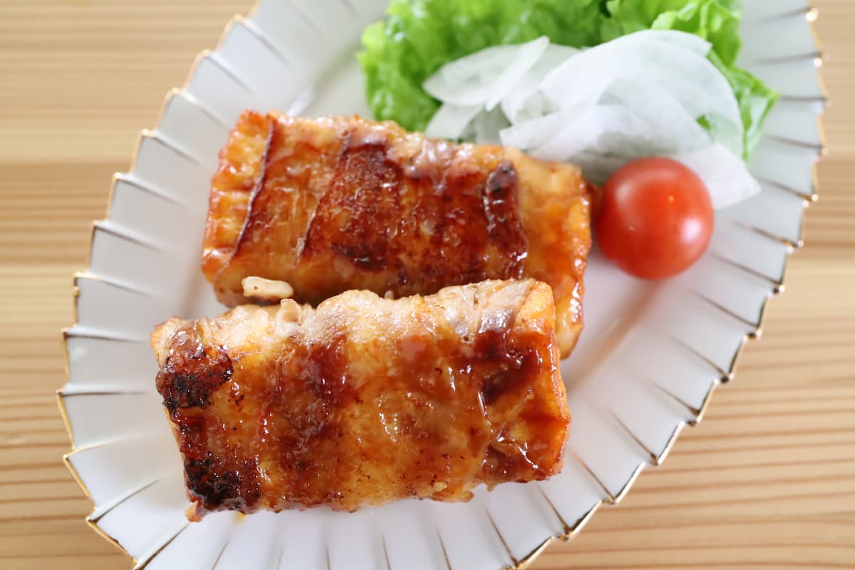焼肉のたれと豚バラ肉が好相性！ご飯がすすむ「厚揚げの肉巻き」レシピ