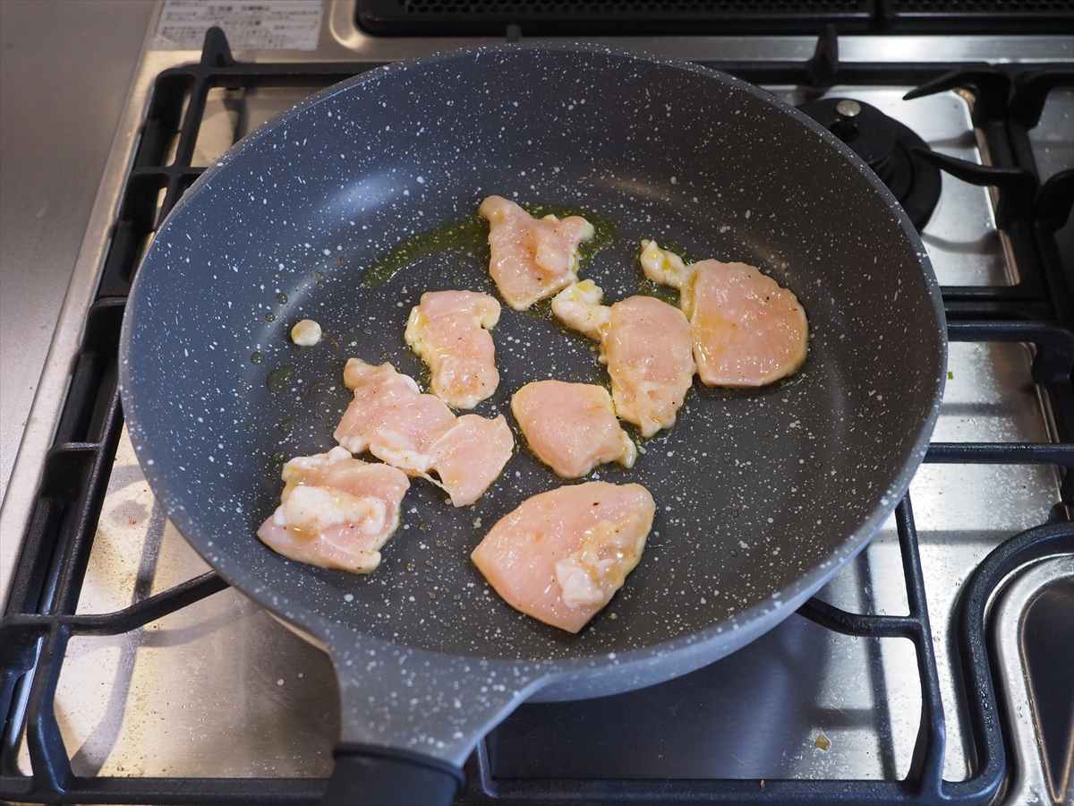 鶏むね肉でがっつり！チキンチーズカルボナーラ