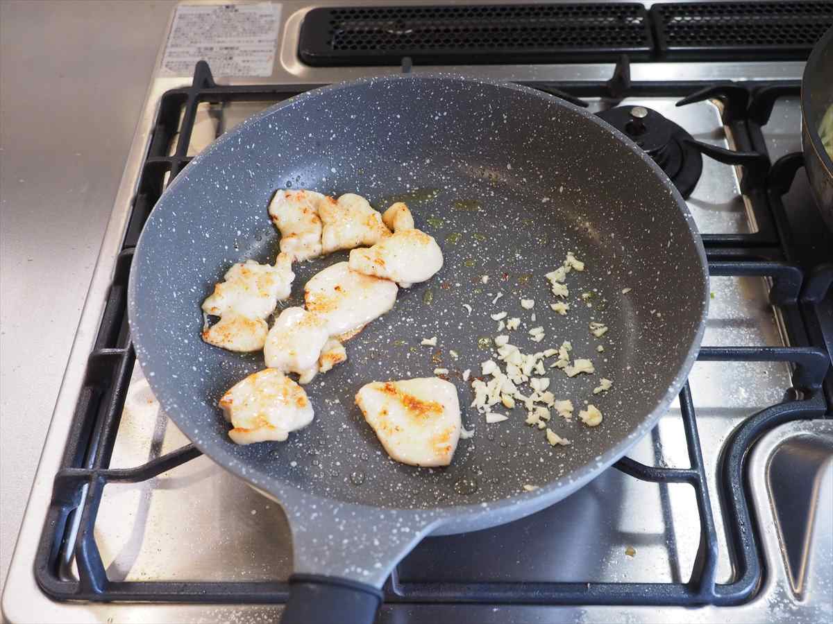 鶏むね肉でがっつり！チキンチーズカルボナーラ
