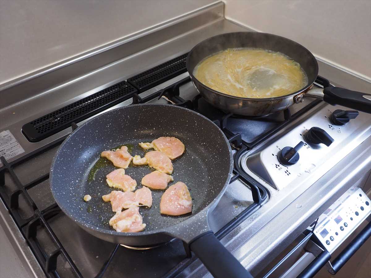鶏むね肉でがっつり！チキンチーズカルボナーラ
