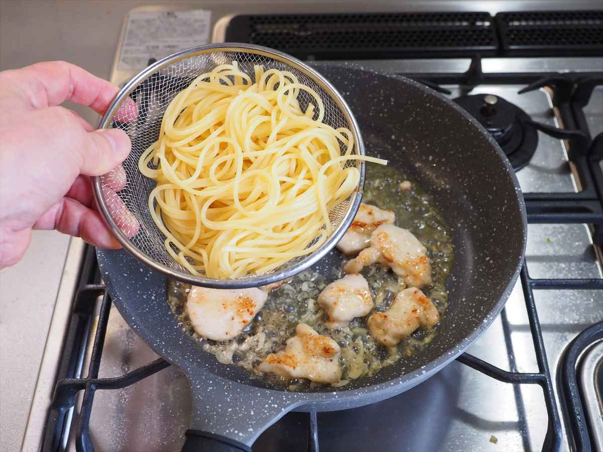 鶏むね肉でがっつり！チキンチーズカルボナーラ