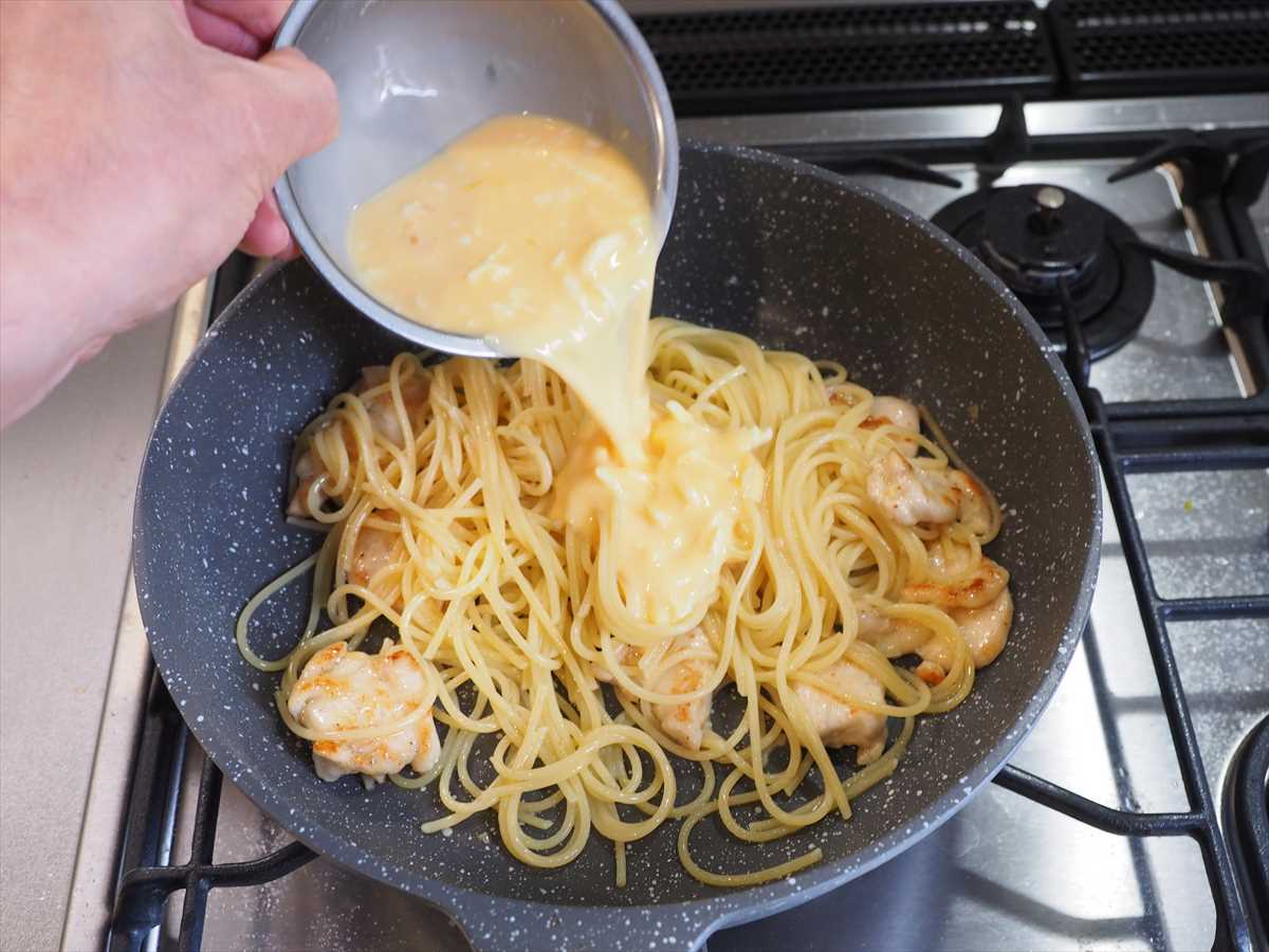 鶏むね肉でがっつり！チキンチーズカルボナーラ