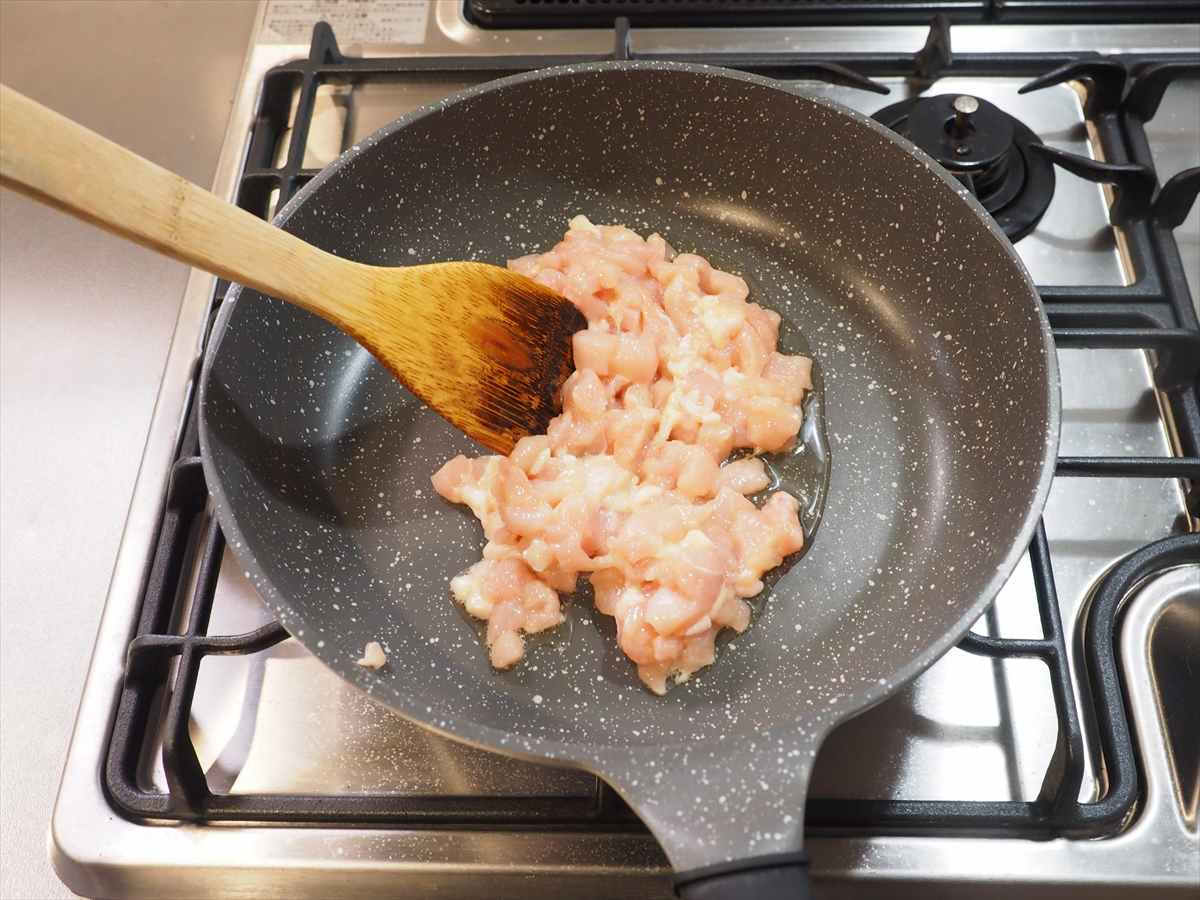 鶏むね肉と新たけのこのサイコロそぼろ