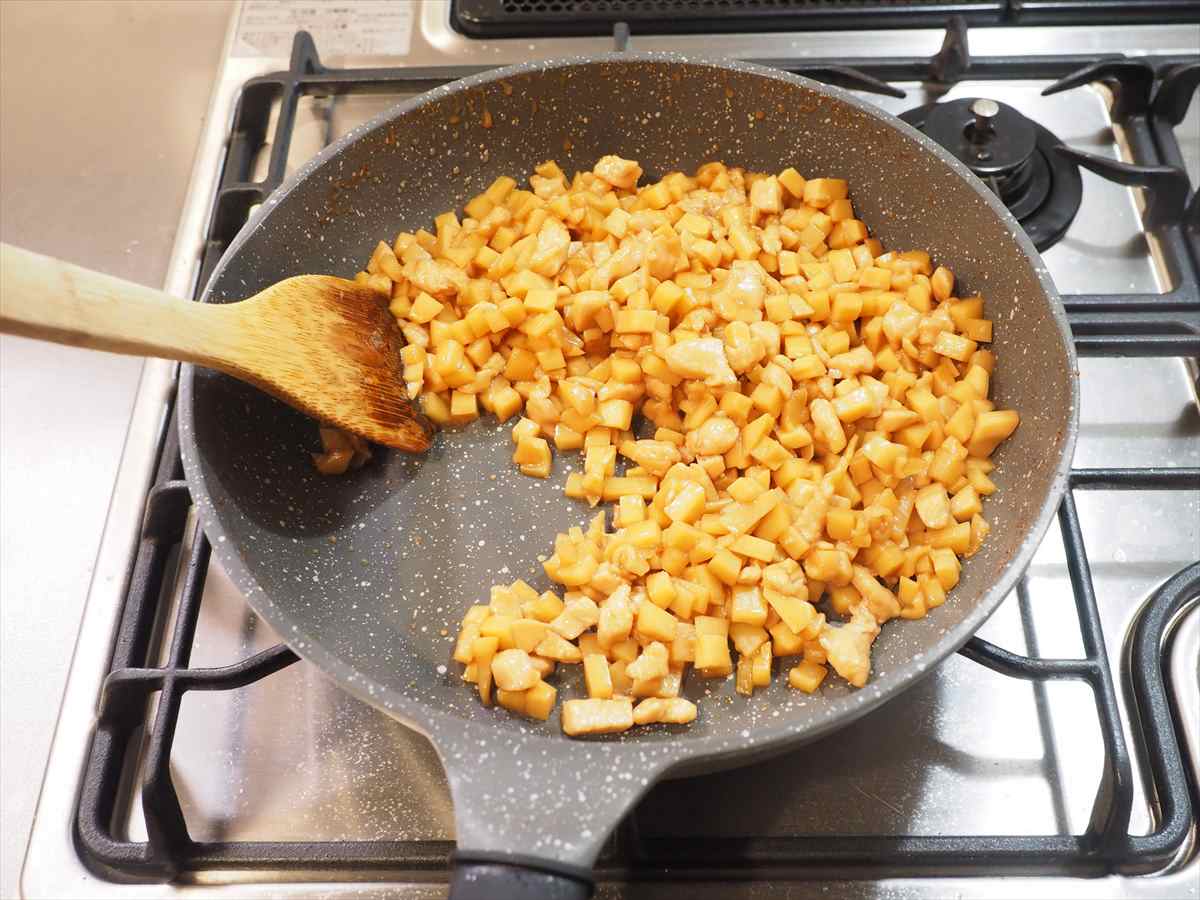 鶏むね肉と新たけのこのサイコロそぼろ