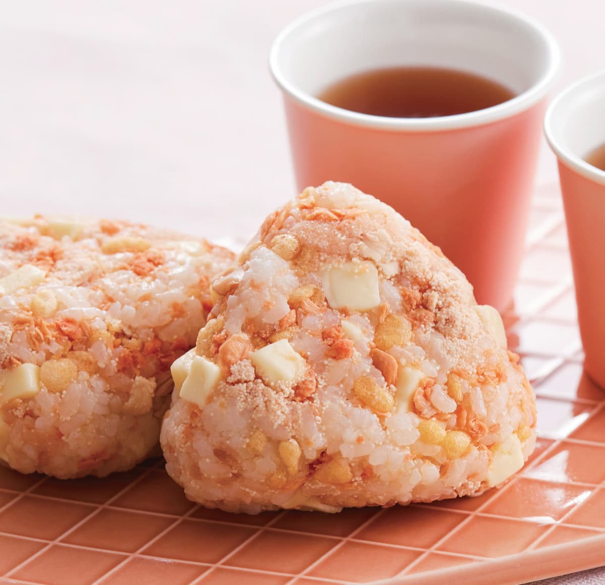 鮭と焼きたらこのチーズ天かすおにぎり