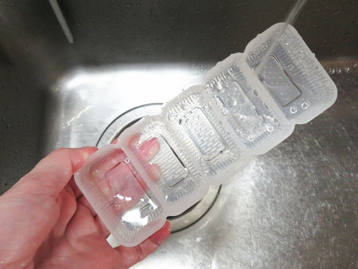 型を水につける様子