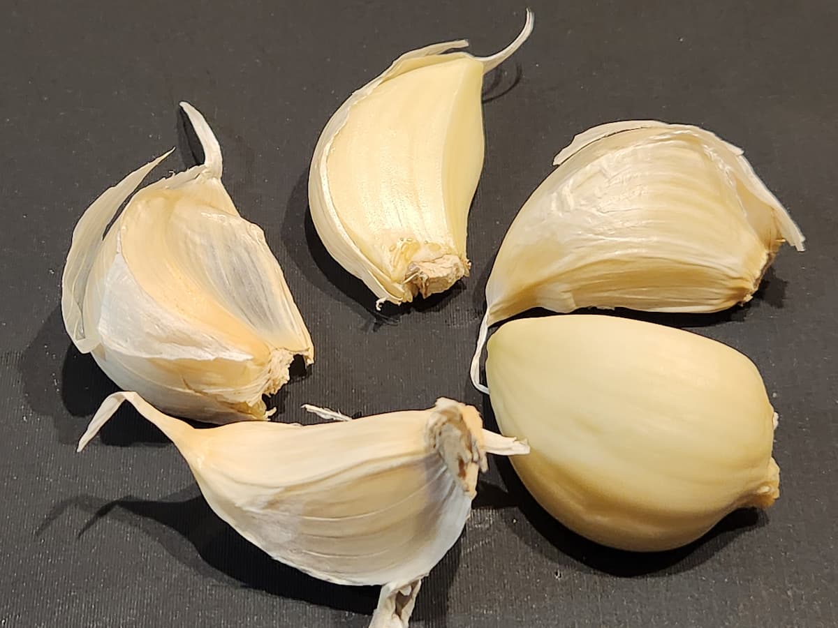 にんにくを1片ずつに分ける