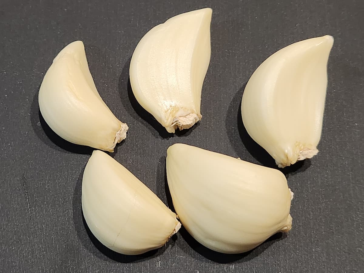 にんにくの皮をむく