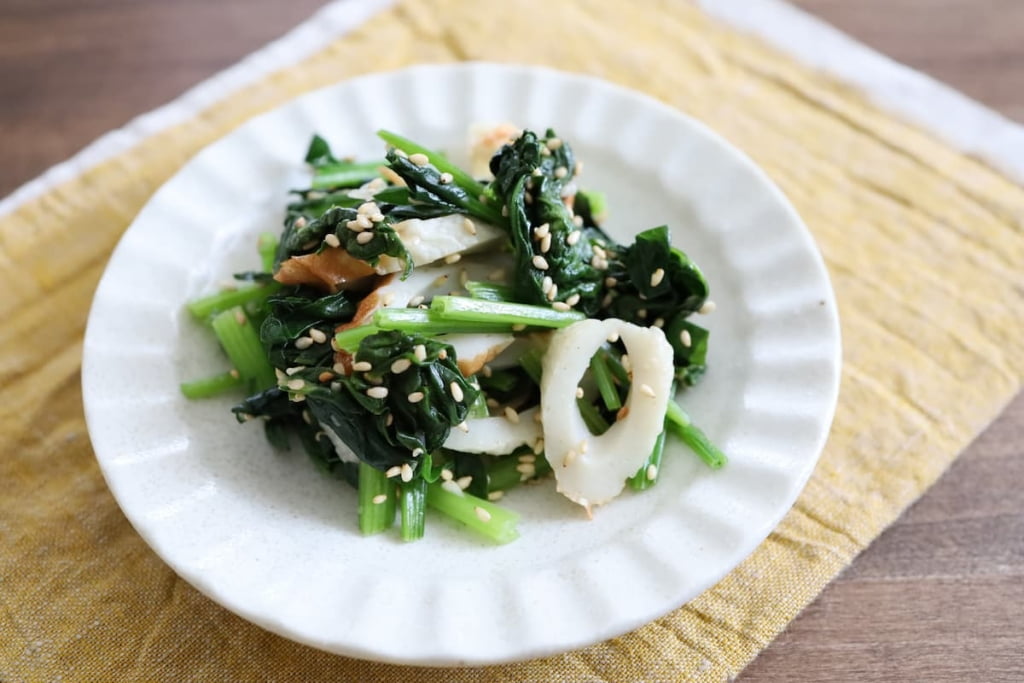 火を使わずにサクッと作れる！「ほうれん草とちくわのナムル」
