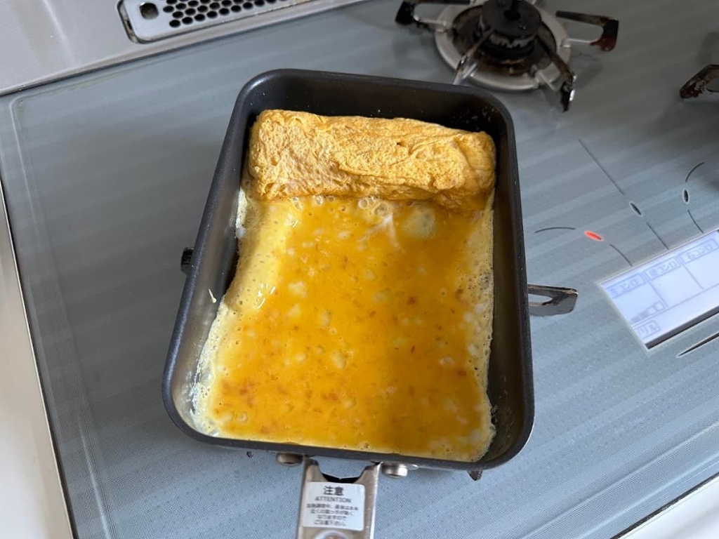 卵焼き作り方　卵の下にも卵液を流し入れる
