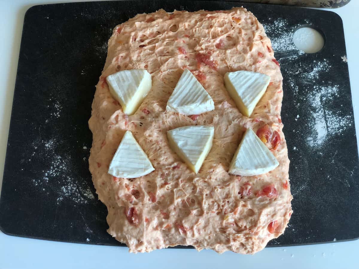 カマンベールチーズ　トマトパン　パン作り　成形　日々のぱん　ドデカパン