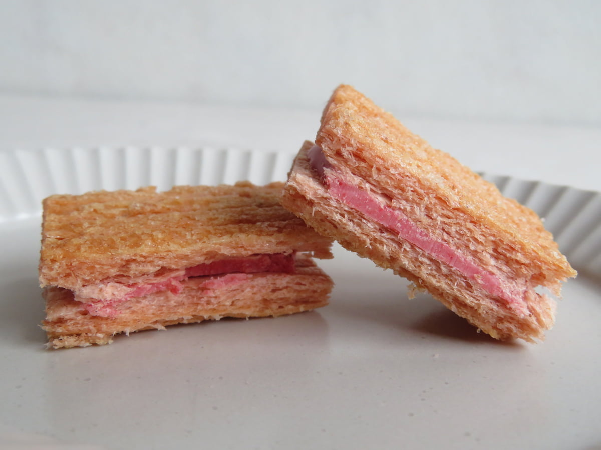 半分にカットした「濃苺ショコラ」