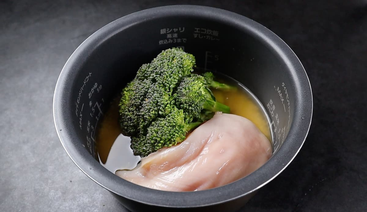 ブロッコリーと鶏むね肉で高たんぱく!仕込み2分、栄養満点な「炊き込みご飯」の作り方