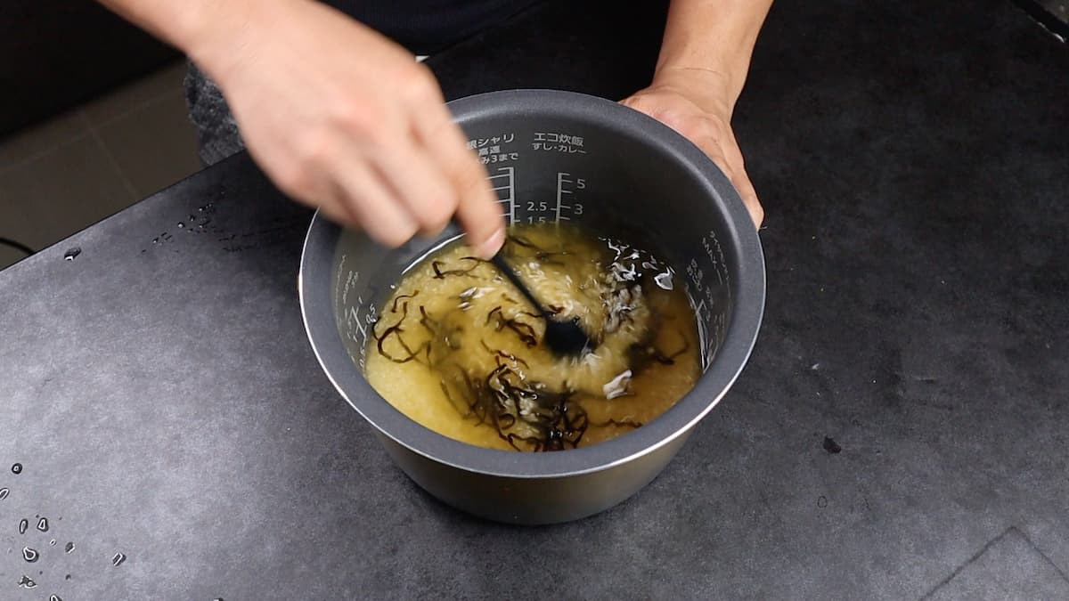 混ぜ合わせる　だれウマ　栄養満点！炊き込みご飯