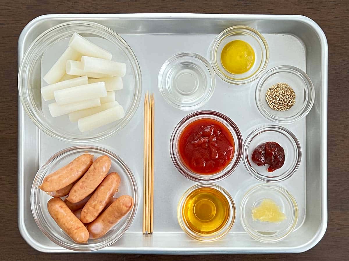 ソトックソトック（ソーセージと餅の串焼き）材料