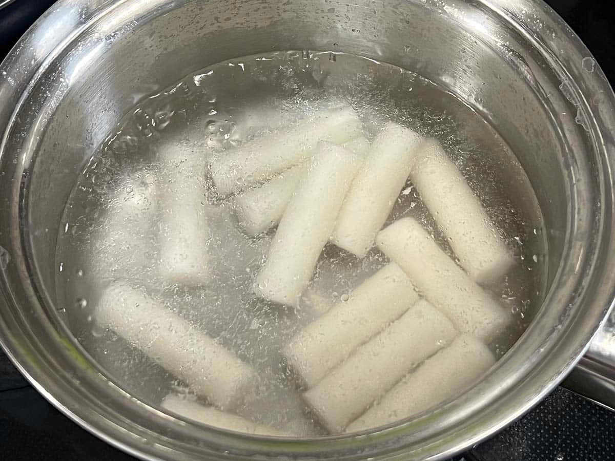 ソトックソトック（ソーセージと餅の串焼き）作り方