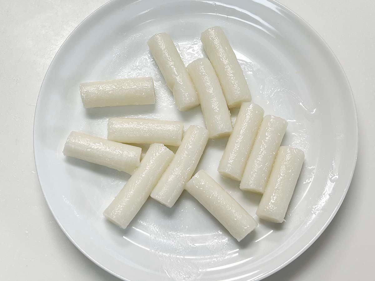 ソトックソトック（ソーセージと餅の串焼き）作り方