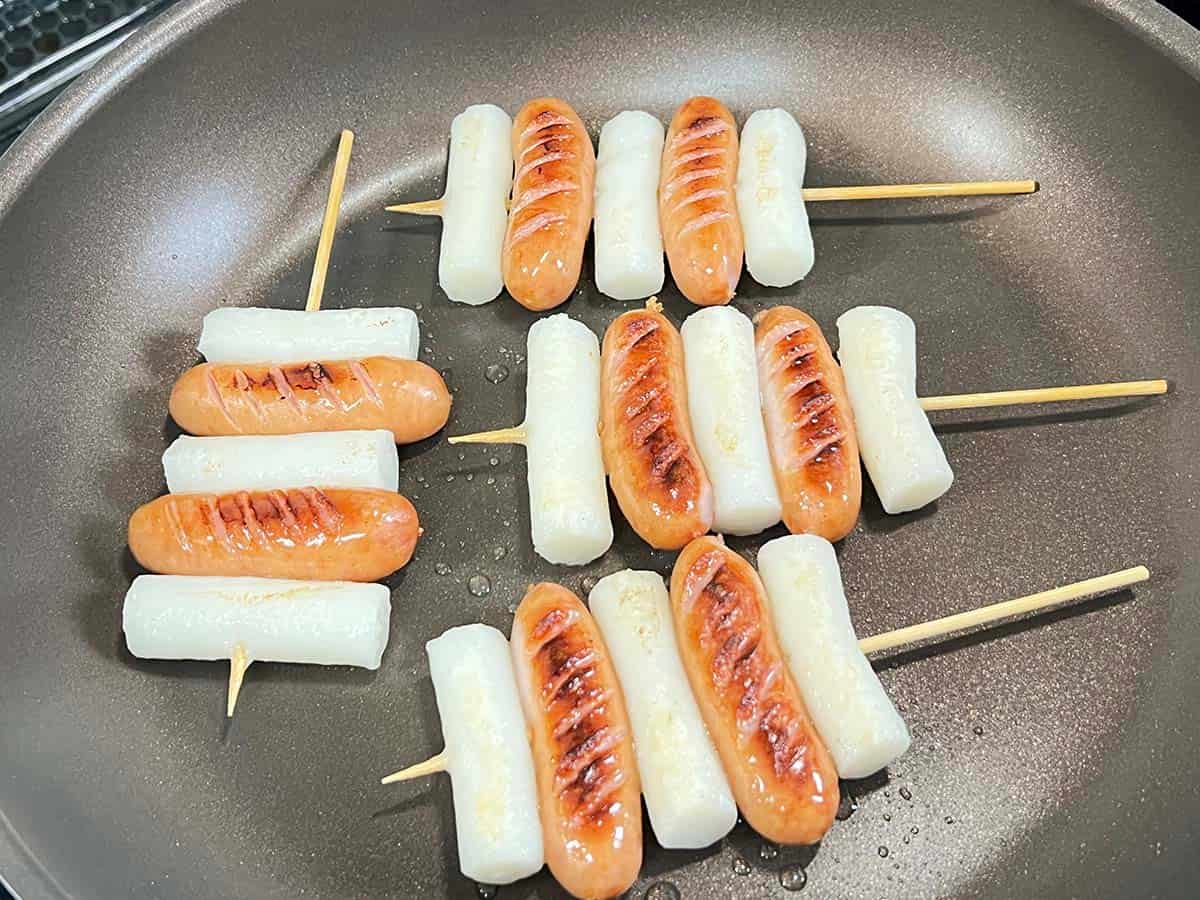 ソトックソトック（ソーセージと餅の串焼き）作り方