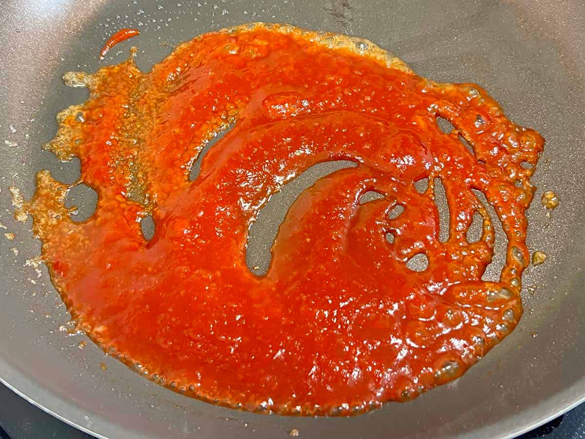 ソトックソトック（ソーセージと餅の串焼き）作り方