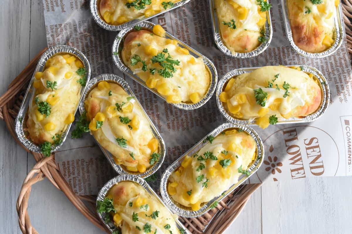 ホットケーキミックスを使えば発酵不要！「新玉ねぎとコーンの惣菜パン」レシピ