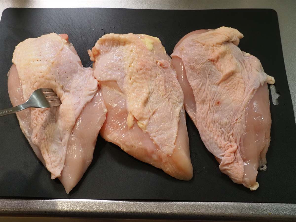 チリソースでぴりっと美味しい自家製サラダチキン