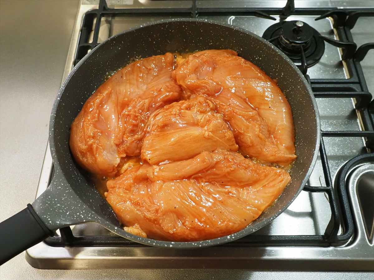 チリソースでぴりっと美味しい自家製サラダチキン