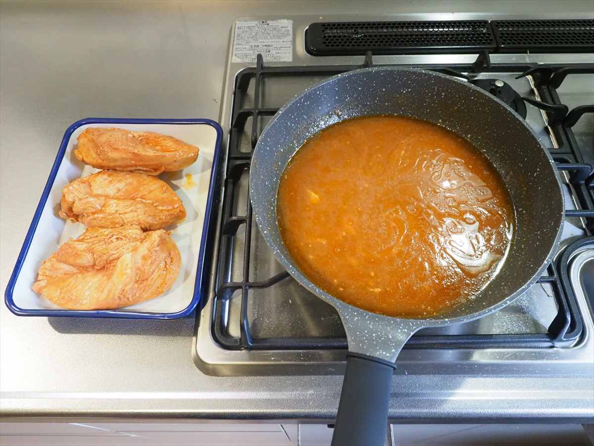 チリソースでぴりっと美味しい自家製サラダチキン
