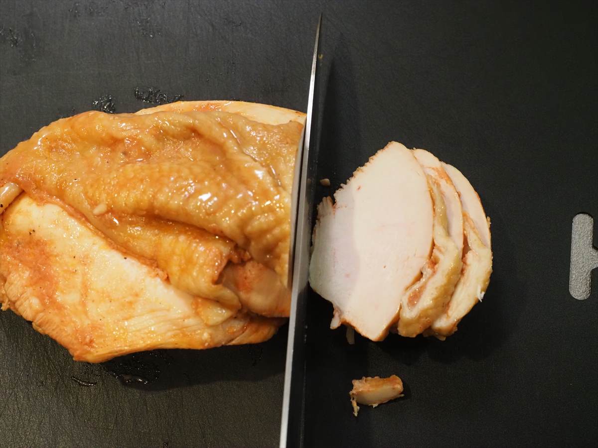 チリソースでぴりっと美味しい自家製サラダチキン