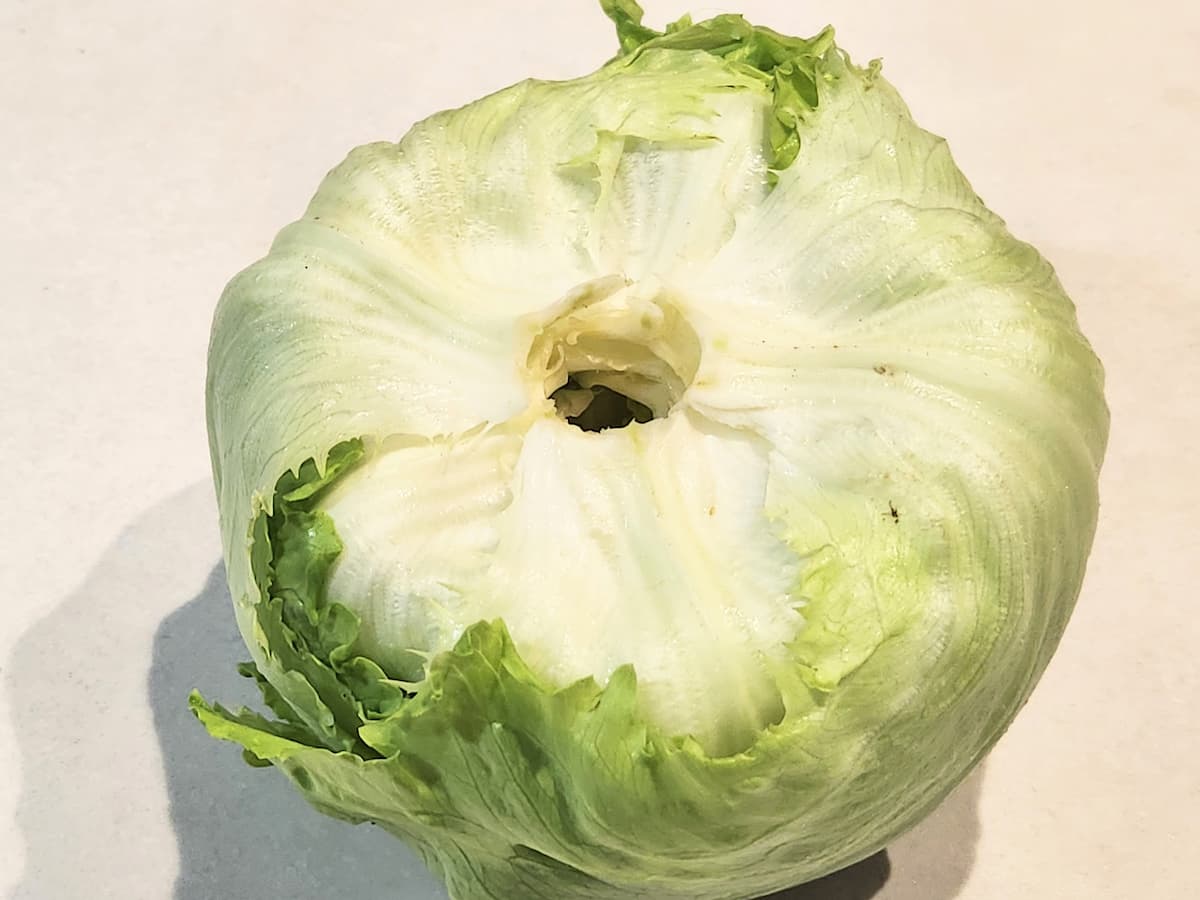 レタスの芯を取り除く