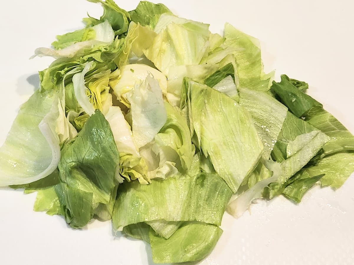 レタスを食べやすさサイズにカットする