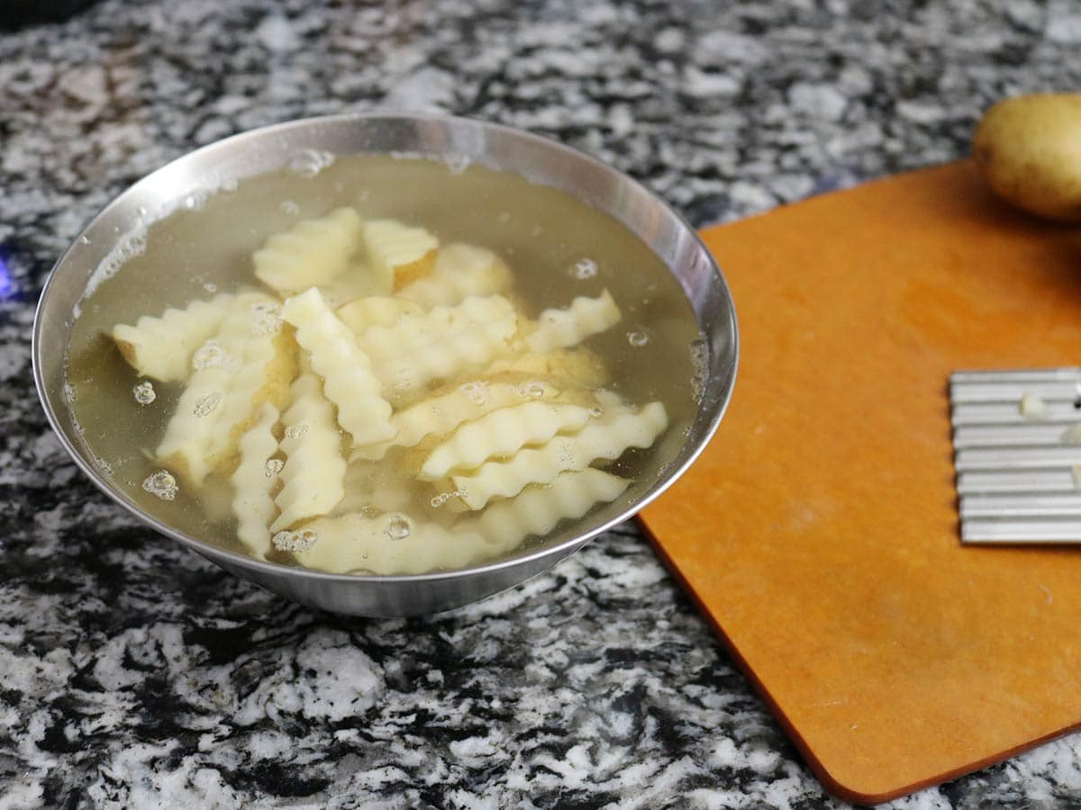 まるでお店みたい!ついつい手が止まらなくなるカリッとホクホク「フライドポテトの作り方」