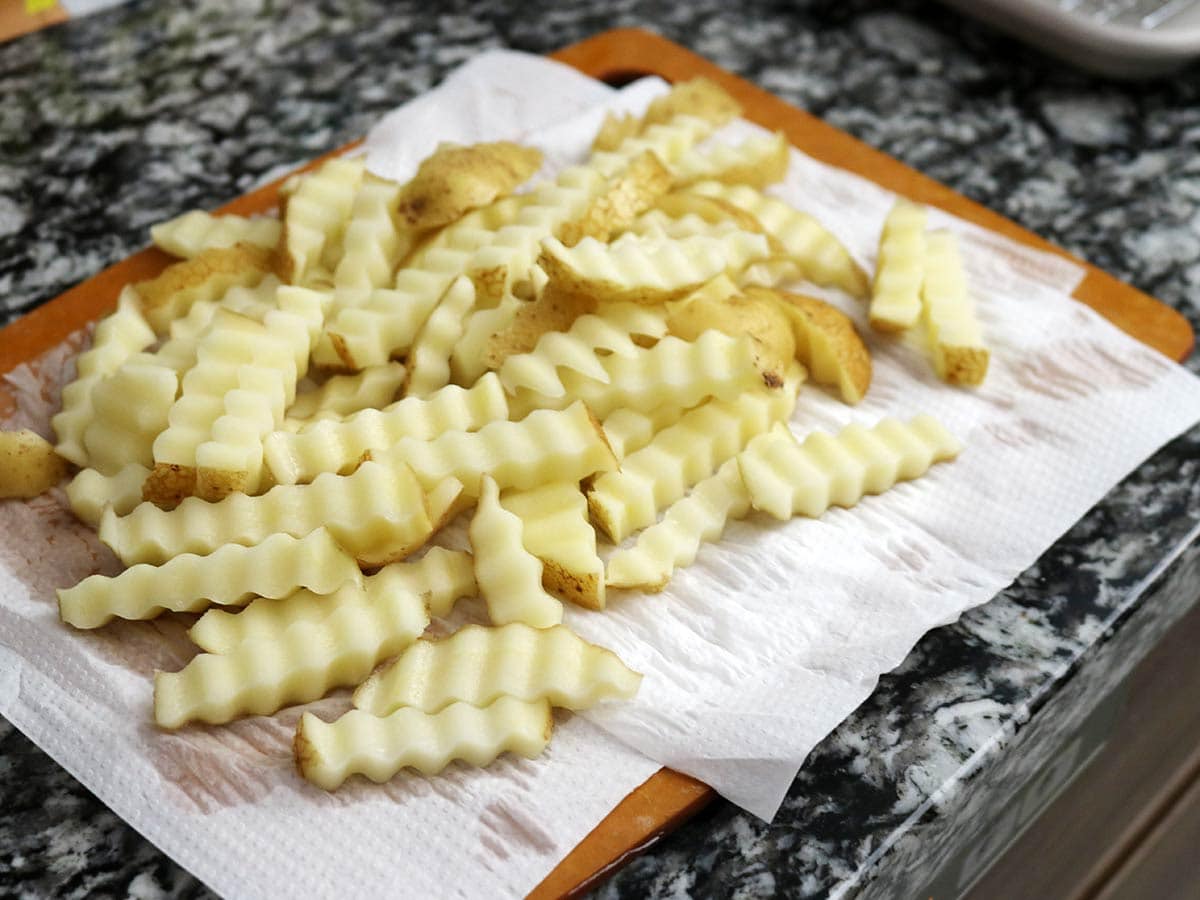 まるでお店みたい!ついつい手が止まらなくなるカリッとホクホク「フライドポテトの作り方」