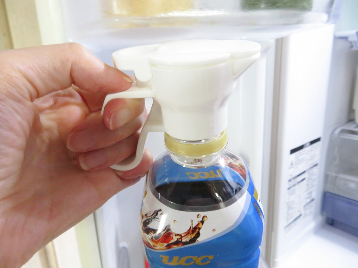 冷蔵庫からペットボトルを取り出す