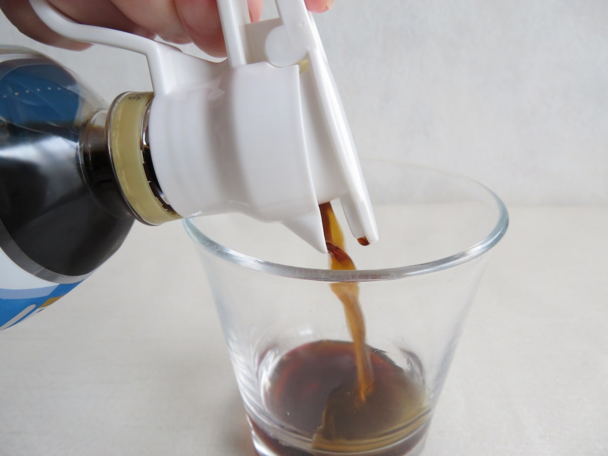 グラスに飲み物を注ぐ