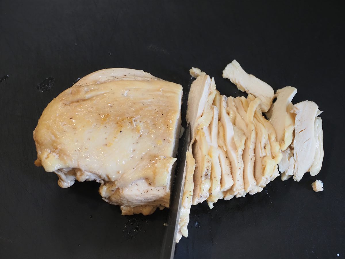鶏むね肉レンジ蒸しのさっぱりごまタレうどん