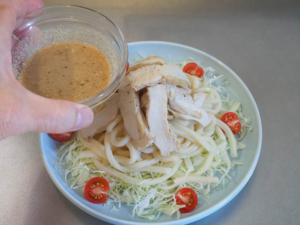 鶏むね肉レンジ蒸しのさっぱりごまタレうどん